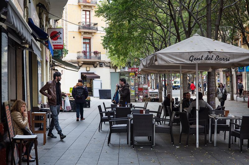 <div class='imageHoverDetail'>
             <p class='imageHoverTitle twoLineBreak'>Terrasses i persones pel carrer Rogent</p>
             <p class='imageHoverAutor oneLineBreak'>Autor: Paola de Grenet</p>
             <button class='imageHoverBtn'>Mostra els detalls de la imatge <span class='sr-only'>Terrasses i persones pel carrer Rogent</span></button>
             </div>