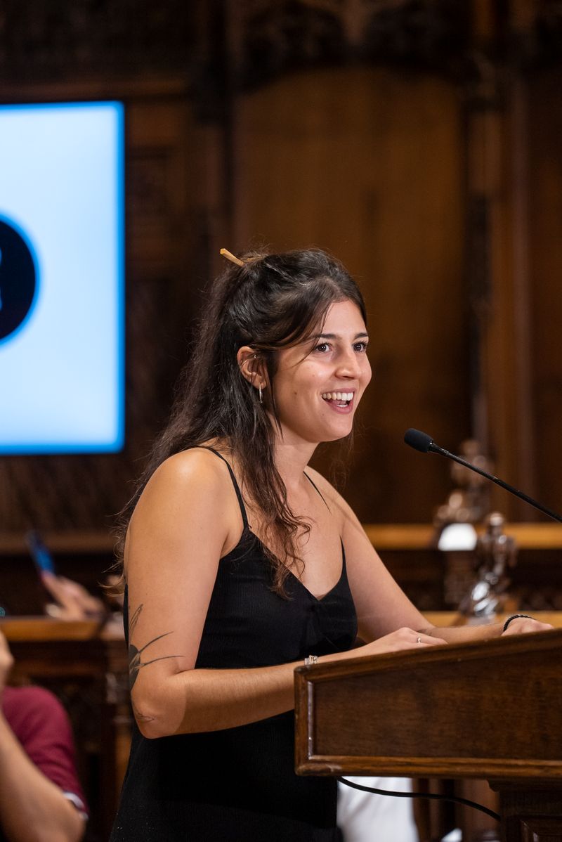 
             Intervenció d’una organitzadora del programa “A l’estiu, Barcelona t’acull” ...
             Autor: Mariona Gil
             Mostra els detalls de la imatge Intervenció d’una organitzadora del programa “A l’estiu, Barcelona t’acull” ...
             