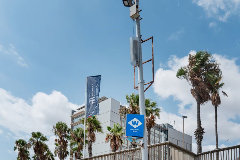 
             Instal·lació de caixes de 5G al passeig marítim
             Autor: Lucas Amillano
             Mostra els detalls de la imatge Instal·lació de caixes de 5G al passeig marítim
             