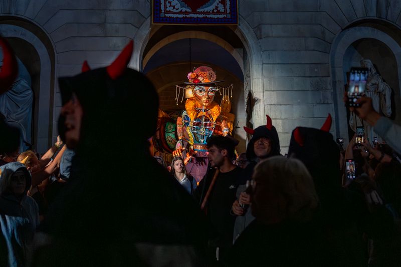 <div class='imageHoverDetail'>
             <p class='imageHoverTitle twoLineBreak'>Los diablos en la plaza de Sant Jaume con motivo de las Fiestas de La Mercè 2...</p>
             <p class='imageHoverAutor oneLineBreak'>Autor: Laura Guerrero</p>
             <button class='imageHoverBtn'>Ver los detalles de la imagen <span class='sr-only'>Los diablos en la plaza de Sant Jaume con motivo de las Fiestas de La Mercè 2...</span></button>
             </div>