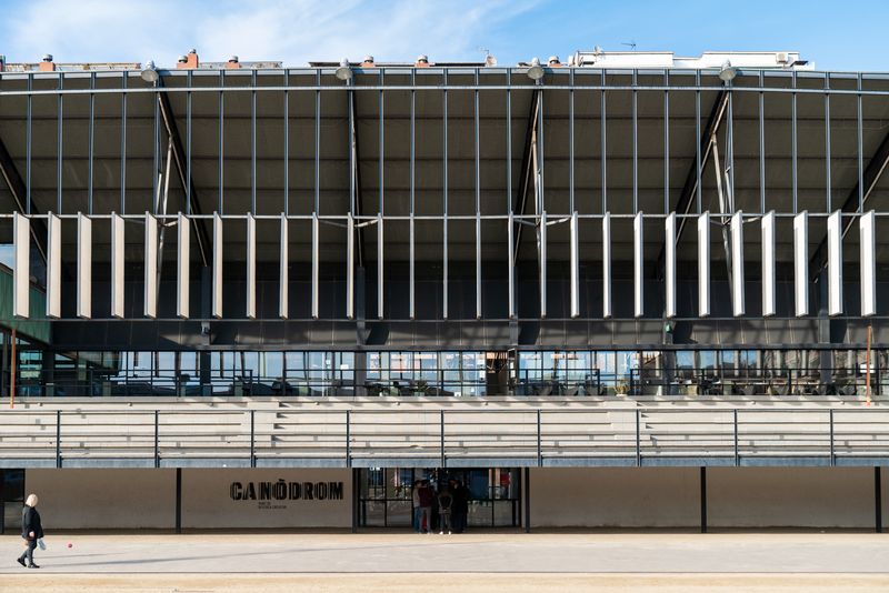 <div class='imageHoverDetail'>
             <p class='imageHoverTitle twoLineBreak'>Edifici del Canòdrom Parc de Recerca Creativa</p>
             <p class='imageHoverAutor oneLineBreak'>Autor: Martí Petit</p>
             <button class='imageHoverBtn'>Mostra els detalls de la imatge <span class='sr-only'>Edifici del Canòdrom Parc de Recerca Creativa</span></button>
             </div>