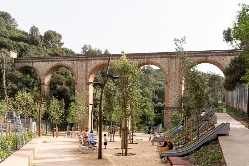 
             Zona de tobogans i àrea de joc infantil del parc de l’Aqüeducte on es veuen i...
             Autor: Mariona Gil
             Mostra els detalls de la imatge Zona de tobogans i àrea de joc infantil del parc de l’Aqüeducte on es veuen i...
             