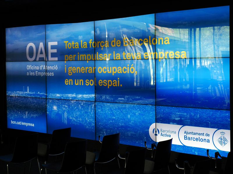 <div class='imageHoverDetail'>
             <p class='imageHoverTitle twoLineBreak'>Interior de l'Edifici MediaTIC</p>
             <p class='imageHoverAutor oneLineBreak'>Autor: Vicente Zambrano</p>
             <button class='imageHoverBtn'>Mostra els detalls de la imatge <span class='sr-only'>Interior de l'Edifici MediaTIC</span></button>
             </div>