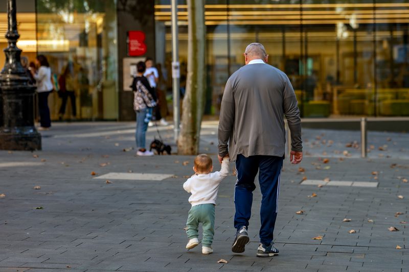 <div class='imageHoverDetail'>
             <p class='imageHoverTitle twoLineBreak'>Un hombre da la mano a un niño mientras pasean</p>
             <p class='imageHoverAutor oneLineBreak'>Autor: Laura Guerrero</p>
             <button class='imageHoverBtn'>Ver los detalles de la imagen <span class='sr-only'>Un hombre da la mano a un niño mientras pasean</span></button>
             </div>
