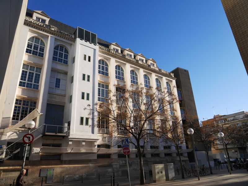 <div class='imageHoverDetail'>
             <p class='imageHoverTitle twoLineBreak'>Centre Cívic Can Felipa</p>
             <p class='imageHoverAutor oneLineBreak'>Autor: Vicente Zambrano</p>
             <button class='imageHoverBtn'>Mostra els detalls de la imatge <span class='sr-only'>Centre Cívic Can Felipa</span></button>
             </div>