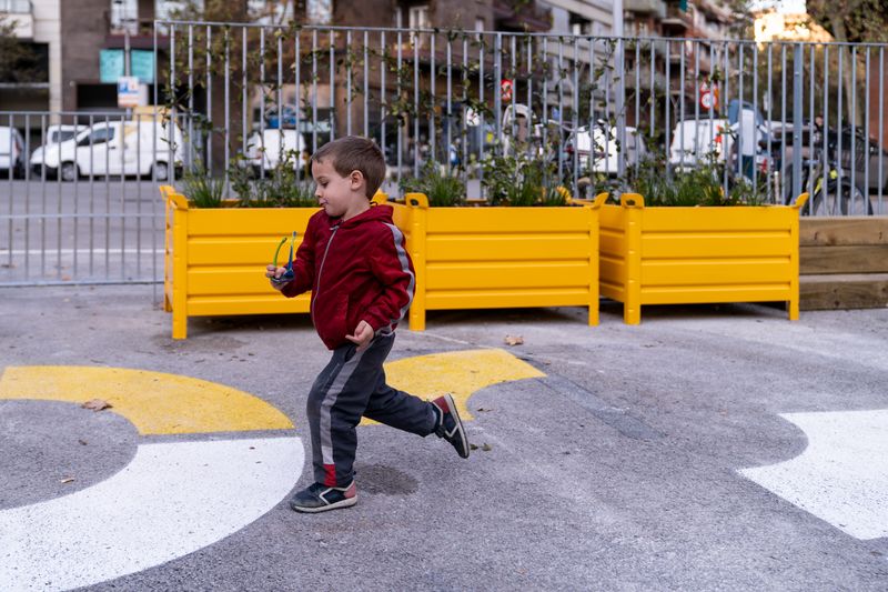 <div class='imageHoverDetail'>
             <p class='imageHoverTitle twoLineBreak'>Un nen corre per la zona pacificada davant de l’Escola Xirinacs. Es veu com l...</p>
             <p class='imageHoverAutor oneLineBreak'>Autor: Mònica Moreno</p>
             <button class='imageHoverBtn'>Mostra els detalls de la imatge <span class='sr-only'>Un nen corre per la zona pacificada davant de l’Escola Xirinacs. Es veu com l...</span></button>
             </div>