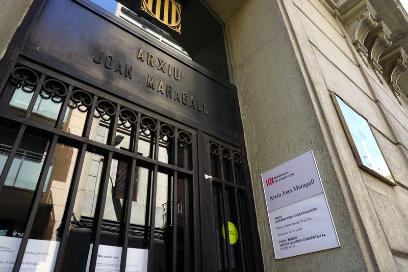 <div class='imageHoverDetail'>
             <p class='imageHoverTitle twoLineBreak'>Casa i arxiu de Joan Maragall</p>
             <p class='imageHoverAutor oneLineBreak'>Autor: Vicente Zambrano González</p>
             <button class='imageHoverBtn'>Mostra els detalls de la imatge <span class='sr-only'>Casa i arxiu de Joan Maragall</span></button>
             </div>