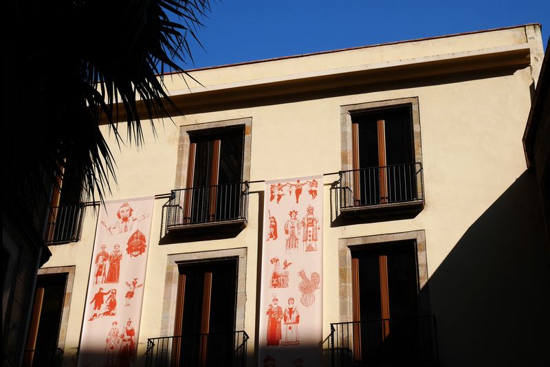 <div class='imageHoverDetail'>
             <p class='imageHoverTitle twoLineBreak'>Casa dels Entremesos. Pisos superiors</p>
             <p class='imageHoverAutor oneLineBreak'>Autor: Vicente Zambrano González</p>
             <button class='imageHoverBtn'>Mostra els detalls de la imatge <span class='sr-only'>Casa dels Entremesos. Pisos superiors</span></button>
             </div>