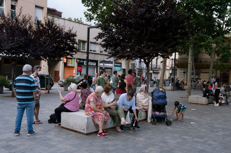 <div class='imageHoverDetail'>
             <p class='imageHoverTitle twoLineBreak'>Grup de persones assegudes a un dels bancs de pedra de la plaça d'Eivissa con...</p>
             <p class='imageHoverAutor oneLineBreak'>Autor: Laura Guerrero</p>
             <button class='imageHoverBtn'>Mostra els detalls de la imatge <span class='sr-only'>Grup de persones assegudes a un dels bancs de pedra de la plaça d'Eivissa con...</span></button>
             </div>