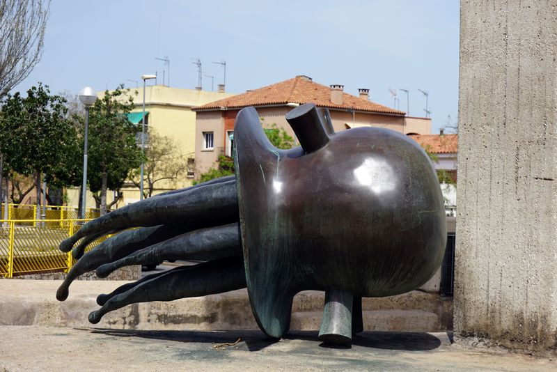 <div class='imageHoverDetail'>
             <p class='imageHoverTitle twoLineBreak'>Monument a les Brigades Internacionals</p>
             <p class='imageHoverAutor oneLineBreak'>Autor: Vicente Zambrano González</p>
             <button class='imageHoverBtn'>Mostra els detalls de la imatge <span class='sr-only'>Monument a les Brigades Internacionals</span></button>
             </div>