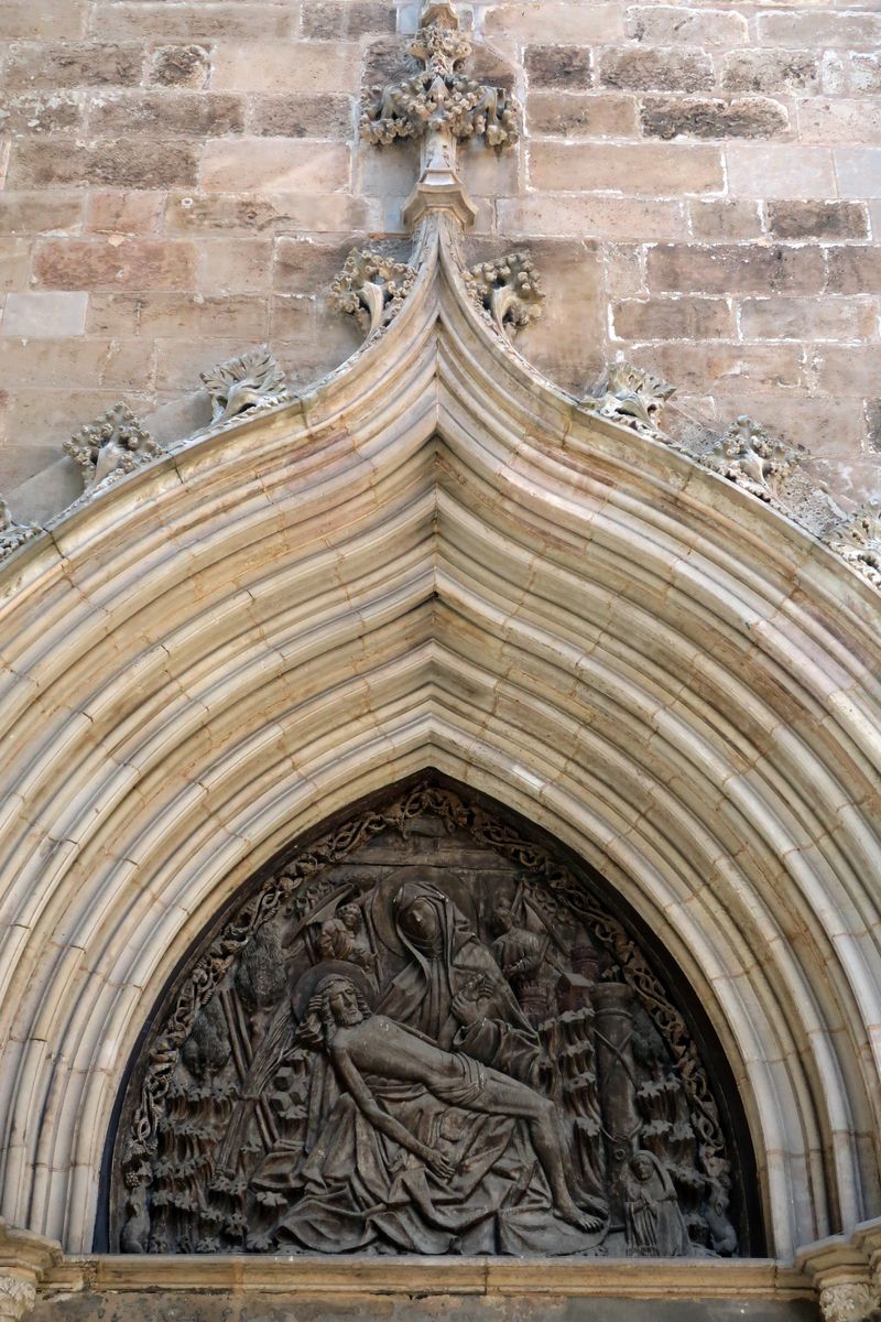 <div class='imageHoverDetail'>
             <p class='imageHoverTitle twoLineBreak'>Timpà de la Pietat de la Catedral de Barcelona </p>
             <p class='imageHoverAutor oneLineBreak'>Autor: Vicente Zambrano González</p>
             <button class='imageHoverBtn'>Mostra els detalls de la imatge <span class='sr-only'>Timpà de la Pietat de la Catedral de Barcelona </span></button>
             </div>