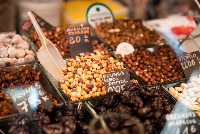 
             Taulell amb fruites seques: prunes, panses, avellanes torrades i crues, etcèt...
             Autor: Martí Petit
             Mostra els detalls de la imatge Taulell amb fruites seques: prunes, panses, avellanes torrades i crues, etcèt...
             
