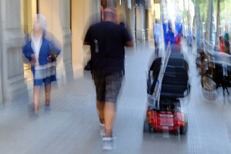
             Usuari del Banc del Temps de Gràcia acompanya una persona amb mobilitat reduïda.
             Autor: Vicente Zambrano
             Mostra els detalls de la imatge Usuari del Banc del Temps de Gràcia acompanya una persona amb mobilitat reduïda.
             