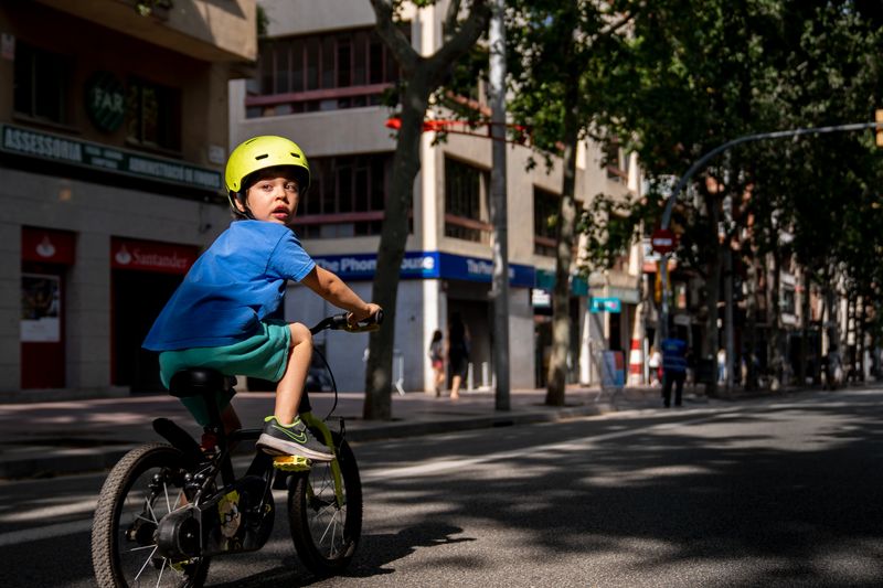 <div class='imageHoverDetail'>
             <p class='imageHoverTitle twoLineBreak'>Un nen petit munta en bicicleta per l'itinerari segur del passeig de Fabra i ...</p>
             <p class='imageHoverAutor oneLineBreak'>Autor: Clara Soler Chopo</p>
             <button class='imageHoverBtn'>Mostra els detalls de la imatge <span class='sr-only'>Un nen petit munta en bicicleta per l'itinerari segur del passeig de Fabra i ...</span></button>
             </div>