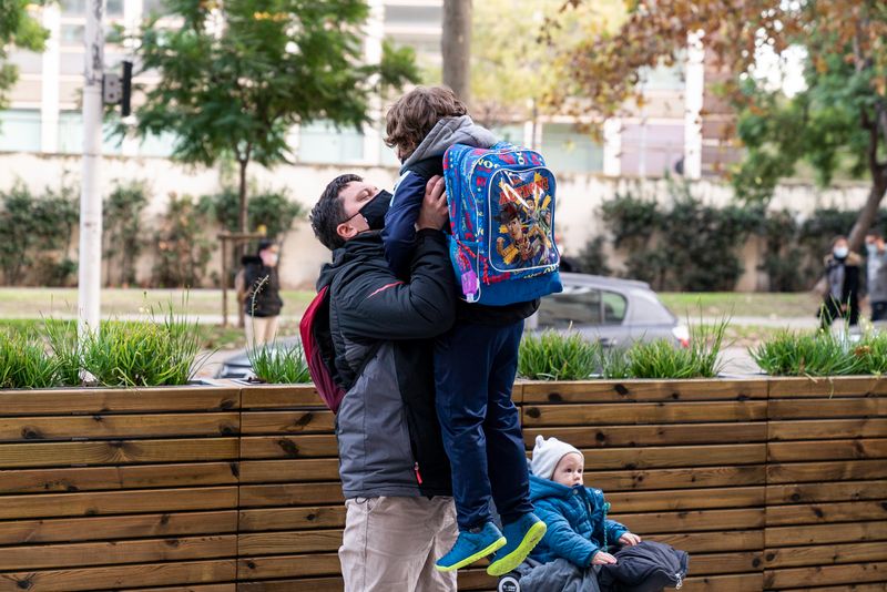 <div class='imageHoverDetail'>
             <p class='imageHoverTitle twoLineBreak'>Un pare agafa en braços el seu infant a la sortida del col·legi, a la zona pa...</p>
             <p class='imageHoverAutor oneLineBreak'>Autor: Mònica Moreno</p>
             <button class='imageHoverBtn'>Mostra els detalls de la imatge <span class='sr-only'>Un pare agafa en braços el seu infant a la sortida del col·legi, a la zona pa...</span></button>
             </div>