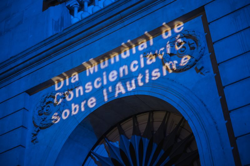 
             La fachada del Ayuntamiento iluminada de color azul con el escrito “Día Mundi...
             Autor: Ceci Fimia
             Ver los detalles de la imagen La fachada del Ayuntamiento iluminada de color azul con el escrito “Día Mundi...
             