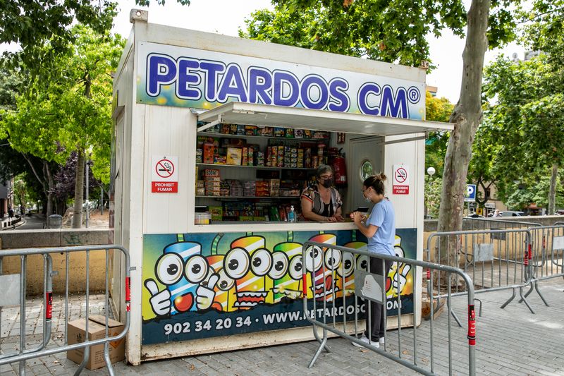 <div class='imageHoverDetail'>
             <p class='imageHoverTitle twoLineBreak'>Una dona compra focs artificials i petards per a la revetlla de Sant Joan en ...</p>
             <p class='imageHoverAutor oneLineBreak'>Autor: Edu Bayer</p>
             <button class='imageHoverBtn'>Mostra els detalls de la imatge <span class='sr-only'>Una dona compra focs artificials i petards per a la revetlla de Sant Joan en ...</span></button>
             </div>