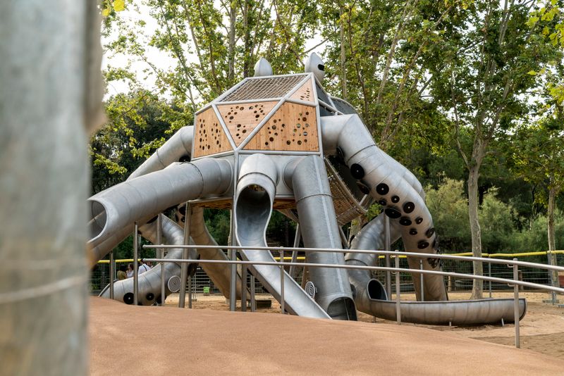 
             Gran pop a la zona de joc infantil
             Autor: Martí Petit
             Mostra els detalls de la imatge Gran pop a la zona de joc infantil
             
