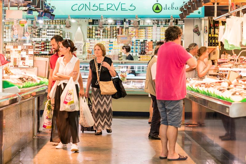 
             Mercat de Santa Caterina. Parades de peix i conserves i compradors mirant els...
             Autor: Carlota Serarols
             Mostra els detalls de la imatge Mercat de Santa Caterina. Parades de peix i conserves i compradors mirant els...
             