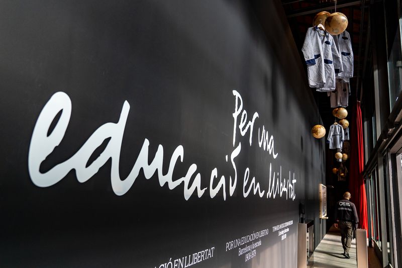 <div class='imageHoverDetail'>
             <p class='imageHoverTitle twoLineBreak'>Cartell de l’exposició “Per una educació en llibertat. Barcelona i l’escola. ...</p>
             <p class='imageHoverAutor oneLineBreak'>Autor: Laura Guerrero</p>
             <button class='imageHoverBtn'>Mostra els detalls de la imatge <span class='sr-only'>Cartell de l’exposició “Per una educació en llibertat. Barcelona i l’escola. ...</span></button>
             </div>