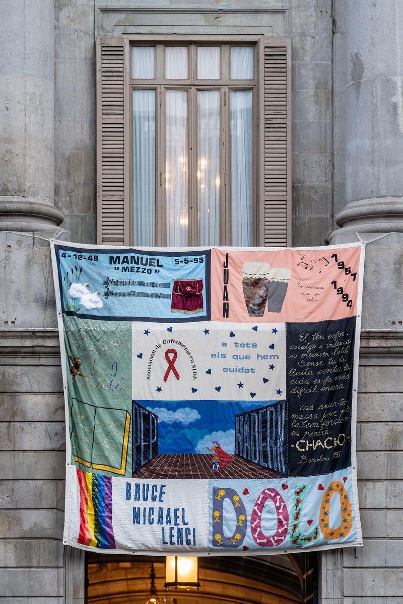 
             Façana de l’Ajuntament amb el tapís del Memorial de la Sida penjat al balcó
             Autor: Laura Guerrero
             Mostra els detalls de la imatge Façana de l’Ajuntament amb el tapís del Memorial de la Sida penjat al balcó
             
