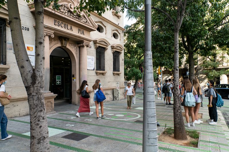 <div class='imageHoverDetail'>
             <p class='imageHoverTitle twoLineBreak'>Pares i alumnes al voltant de l’entrada del col·legi, a la zona pacificada da...</p>
             <p class='imageHoverAutor oneLineBreak'>Autor: Mariona Gil</p>
             <button class='imageHoverBtn'>Mostra els detalls de la imatge <span class='sr-only'>Pares i alumnes al voltant de l’entrada del col·legi, a la zona pacificada da...</span></button>
             </div>