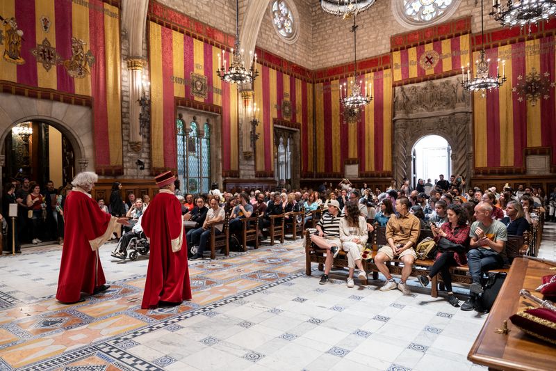 <div class='imageHoverDetail'>
             <p class='imageHoverTitle twoLineBreak'>Pla general del Saló de Cent durant la jornada de portes obertes de l'Ajuntam...</p>
             <p class='imageHoverAutor oneLineBreak'>Autor: Mònica Moreno</p>
             <button class='imageHoverBtn'>Mostra els detalls de la imatge <span class='sr-only'>Pla general del Saló de Cent durant la jornada de portes obertes de l'Ajuntam...</span></button>
             </div>