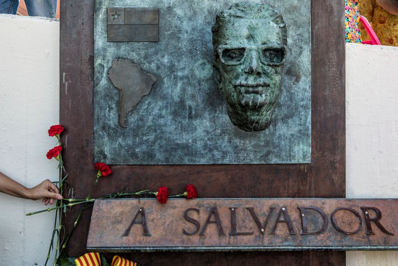 <div class='imageHoverDetail'>
             <p class='imageHoverTitle twoLineBreak'>Monument a Salvador Allende</p>
             <p class='imageHoverAutor oneLineBreak'>Autor: Laura Guerrero</p>
             <button class='imageHoverBtn'>Mostra els detalls de la imatge <span class='sr-only'>Monument a Salvador Allende</span></button>
             </div>
