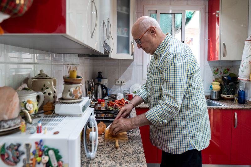 
             Un hombre mayor limpiando una cebolla en la encimera de su cocina durante la ...
             Autor: Martí Petit
             Ver los detalles de la imagen Un hombre mayor limpiando una cebolla en la encimera de su cocina durante la ...
             