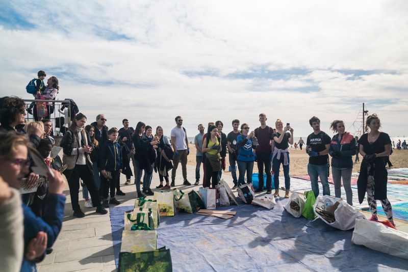 
             Voluntarios con las bolsas llenas de basura recogida en solo una hora
             Autor: Mariona Gil
             Ver los detalles de la imagen Voluntarios con las bolsas llenas de basura recogida en solo una hora
             
