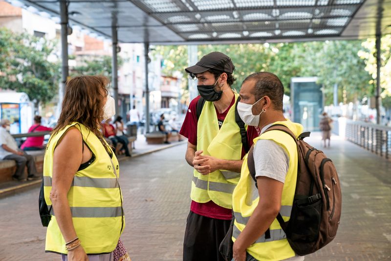 <div class='imageHoverDetail'>
             <p class='imageHoverTitle twoLineBreak'>Un grup d'informadors conversen entre ells a la Via Júlia</p>
             <p class='imageHoverAutor oneLineBreak'>Autor: Mònica Moreno</p>
             <button class='imageHoverBtn'>Mostra els detalls de la imatge <span class='sr-only'>Un grup d'informadors conversen entre ells a la Via Júlia</span></button>
             </div>