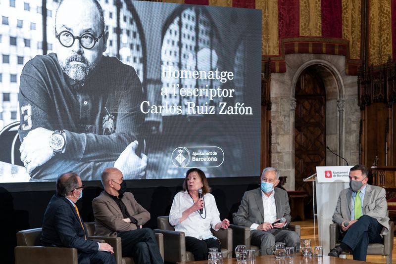 <div class='imageHoverDetail'>
             <p class='imageHoverTitle twoLineBreak'>Diàleg amb Josep Cuní, Sergi Dòria, Antonia Kerrigan, Eduardo Mendoza i Sergi...</p>
             <p class='imageHoverAutor oneLineBreak'>Autor: Mariona Gil</p>
             <button class='imageHoverBtn'>Mostra els detalls de la imatge <span class='sr-only'>Diàleg amb Josep Cuní, Sergi Dòria, Antonia Kerrigan, Eduardo Mendoza i Sergi...</span></button>
             </div>