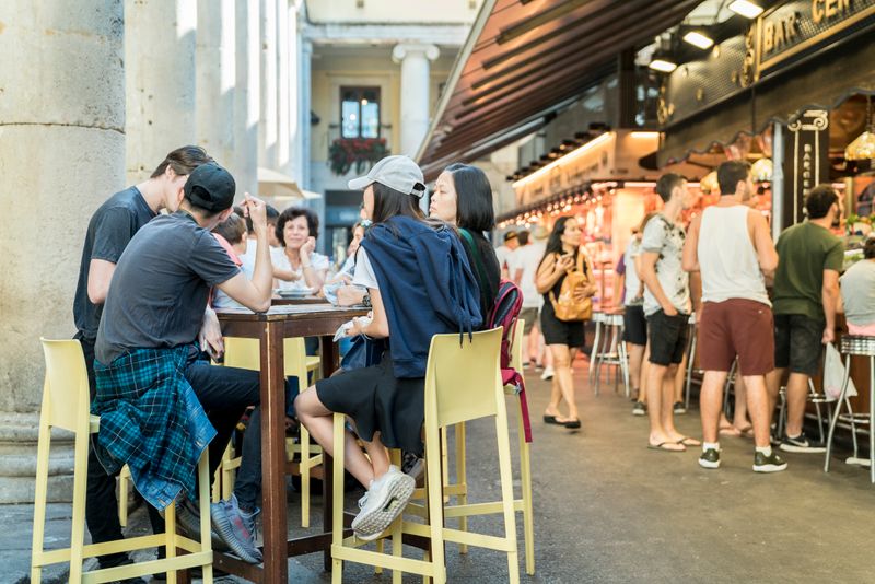 
             Persones assegudes a les terrasses dels laterals del Mercat de Sant Josep (La...
             Autor: Carlota Serarols
             Mostra els detalls de la imatge Persones assegudes a les terrasses dels laterals del Mercat de Sant Josep (La...
             