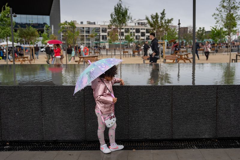 
             Una niña pequeña bajo el paraguas juega en el Espejo de Agua el día de la ina...
             Autor: Laura Guerrero
             Ver los detalles de la imagen Una niña pequeña bajo el paraguas juega en el Espejo de Agua el día de la ina...
             