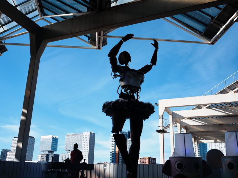 <div class='imageHoverDetail'>
             <p class='imageHoverTitle twoLineBreak'>Titella robotitzat d'una ballarina de dansa clàssica al Parc de la Màgia de N...</p>
             <p class='imageHoverAutor oneLineBreak'>Autor: Mariano Herrera</p>
             <button class='imageHoverBtn'>Mostra els detalls de la imatge <span class='sr-only'>Titella robotitzat d'una ballarina de dansa clàssica al Parc de la Màgia de N...</span></button>
             </div>