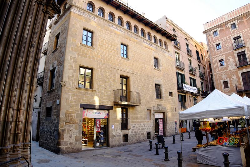 <div class='imageHoverDetail'>
             <p class='imageHoverTitle twoLineBreak'>Casa de la Confraria de la Puríssima Sang. Plaça del Pi, 1</p>
             <p class='imageHoverAutor oneLineBreak'>Autor: Vicente Zambrano González</p>
             <button class='imageHoverBtn'>Mostra els detalls de la imatge <span class='sr-only'>Casa de la Confraria de la Puríssima Sang. Plaça del Pi, 1</span></button>
             </div>