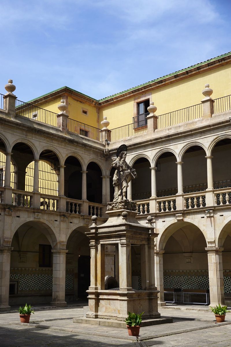 <div class='imageHoverDetail'>
             <p class='imageHoverTitle twoLineBreak'>Casa de Convalescència. Pati i estàtua</p>
             <p class='imageHoverAutor oneLineBreak'>Autor: Vicente Zambrano González</p>
             <button class='imageHoverBtn'>Mostra els detalls de la imatge <span class='sr-only'>Casa de Convalescència. Pati i estàtua</span></button>
             </div>