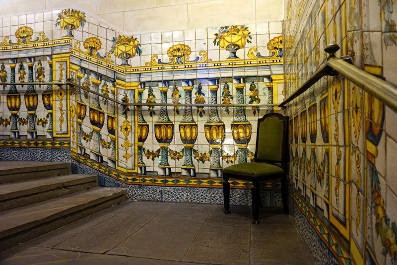 <div class='imageHoverDetail'>
             <p class='imageHoverTitle twoLineBreak'>Casa de Convalescència. Rajoles decoratives</p>
             <p class='imageHoverAutor oneLineBreak'>Autor: Vicente Zambrano González</p>
             <button class='imageHoverBtn'>Mostra els detalls de la imatge <span class='sr-only'>Casa de Convalescència. Rajoles decoratives</span></button>
             </div>