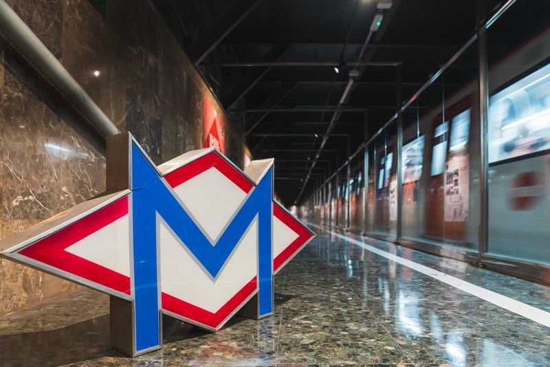 <div class='imageHoverDetail'>
             <p class='imageHoverTitle twoLineBreak'>Senyalització del metro de l’estació de metro fantasma Gaudí</p>
             <p class='imageHoverAutor oneLineBreak'>Autor: Josbel A. Tinoco</p>
             <button class='imageHoverBtn'>Mostra els detalls de la imatge <span class='sr-only'>Senyalització del metro de l’estació de metro fantasma Gaudí</span></button>
             </div>