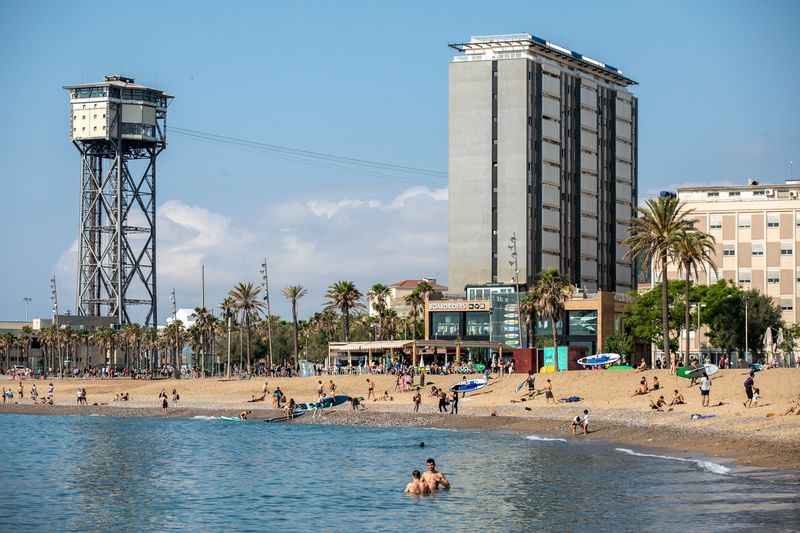 <div class='imageHoverDetail'>
             <p class='imageHoverTitle twoLineBreak'>Vista de la platja de Sant Sebastià amb la gent banyant-se, fent esport, gaud...</p>
             <p class='imageHoverAutor oneLineBreak'>Autor: Edu Bayer</p>
             <button class='imageHoverBtn'>Mostra els detalls de la imatge <span class='sr-only'>Vista de la platja de Sant Sebastià amb la gent banyant-se, fent esport, gaud...</span></button>
             </div>
