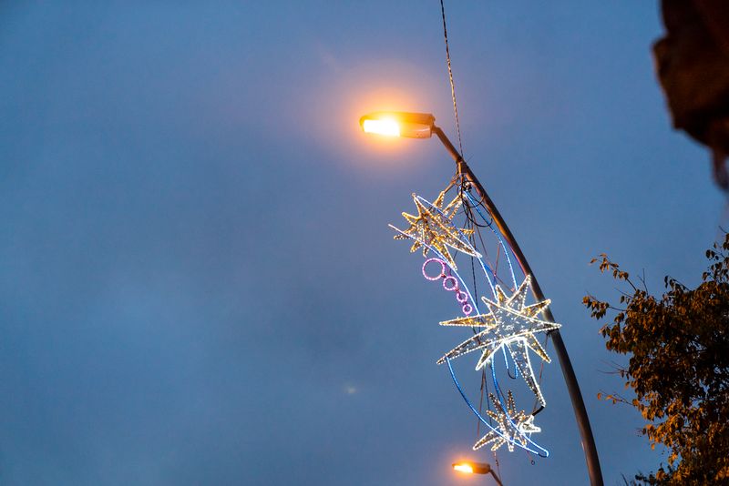 
             Fanals de la Verneda decorats amb llums de Nadal amb forma d’estrelles
             Autor: Mariona Gil
             Mostra els detalls de la imatge Fanals de la Verneda decorats amb llums de Nadal amb forma d’estrelles
             