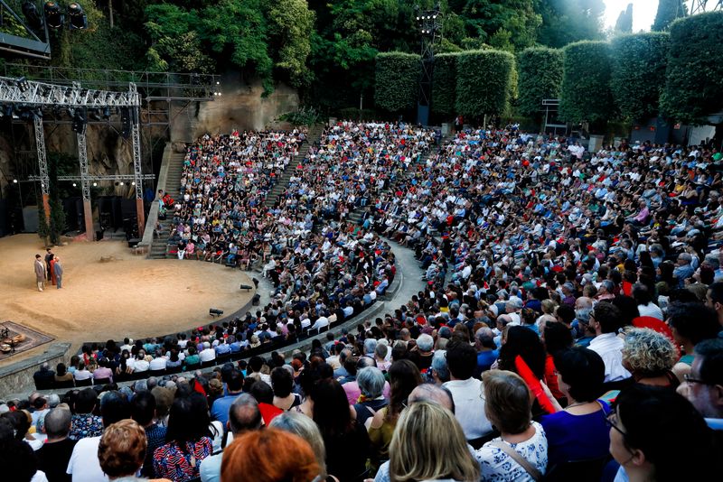 <div class='imageHoverDetail'>
             <p class='imageHoverTitle twoLineBreak'>Vista del Teatre Grec durant la representació</p>
             <p class='imageHoverAutor oneLineBreak'>Autor: Laura Guerrero</p>
             <button class='imageHoverBtn'>Mostra els detalls de la imatge <span class='sr-only'>Vista del Teatre Grec durant la representació</span></button>
             </div>