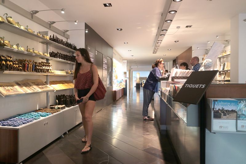 <div class='imageHoverDetail'>
             <p class='imageHoverTitle twoLineBreak'>Museu Egipci. Botiga</p>
             <p class='imageHoverAutor oneLineBreak'>Autor: Vicente Zambrano González</p>
             <button class='imageHoverBtn'>Mostra els detalls de la imatge <span class='sr-only'>Museu Egipci. Botiga</span></button>
             </div>