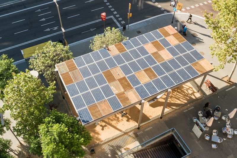 <div class='imageHoverDetail'>
             <p class='imageHoverTitle twoLineBreak'>Plaques fotovoltaiques de la pèrgola vistes des de dalt</p>
             <p class='imageHoverAutor oneLineBreak'>Autor: Sebastià Rambla</p>
             <button class='imageHoverBtn'>Mostra els detalls de la imatge <span class='sr-only'>Plaques fotovoltaiques de la pèrgola vistes des de dalt</span></button>
             </div>