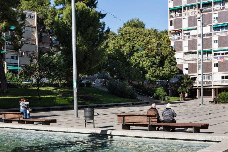 <div class='imageHoverDetail'>
             <p class='imageHoverTitle twoLineBreak'>Gent gran asseguda al Pla de Montbau</p>
             <p class='imageHoverAutor oneLineBreak'>Autor: Paola de Grenet</p>
             <button class='imageHoverBtn'>Mostra els detalls de la imatge <span class='sr-only'>Gent gran asseguda al Pla de Montbau</span></button>
             </div>