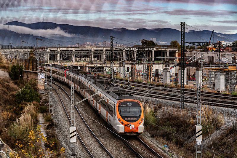 <div class='imageHoverDetail'>
             <p class='imageHoverTitle twoLineBreak'>Tren de Rodalies circulant per una via de tren a prop de la Sagrera. Al fons ...</p>
             <p class='imageHoverAutor oneLineBreak'>Autor: Laura Guerrero</p>
             <button class='imageHoverBtn'>Mostra els detalls de la imatge <span class='sr-only'>Tren de Rodalies circulant per una via de tren a prop de la Sagrera. Al fons ...</span></button>
             </div>