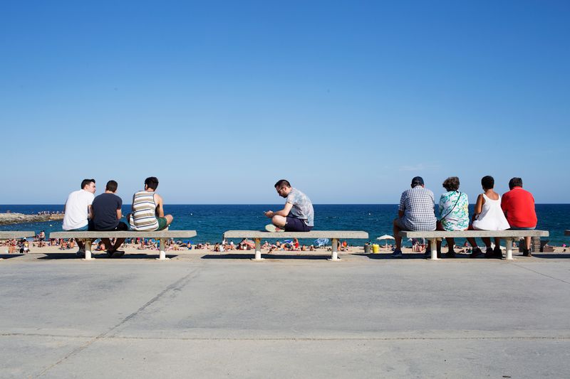 
             Persones assegudes als bancs del Passeig marítim davant la platja
             Autor: Paola de Grenet
             Mostra els detalls de la imatge Persones assegudes als bancs del Passeig marítim davant la platja
             
