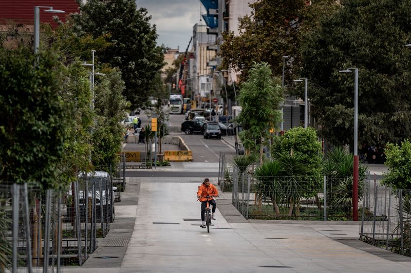 <div class='imageHoverDetail'>
             <p class='imageHoverTitle twoLineBreak'>Un ciclista circula per l'eix verd dels carrers dels Almogàvers i Zamora</p>
             <p class='imageHoverAutor oneLineBreak'>Autor: Laura Guerrero</p>
             <button class='imageHoverBtn'>Mostra els detalls de la imatge <span class='sr-only'>Un ciclista circula per l'eix verd dels carrers dels Almogàvers i Zamora</span></button>
             </div>