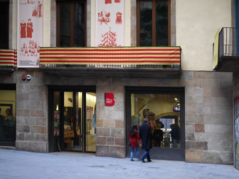 <div class='imageHoverDetail'>
             <p class='imageHoverTitle twoLineBreak'>Casa dels Entremesos. Porta i aparador on es veuen els gegants</p>
             <p class='imageHoverAutor oneLineBreak'>Autor: Vicente Zambrano González</p>
             <button class='imageHoverBtn'>Mostra els detalls de la imatge <span class='sr-only'>Casa dels Entremesos. Porta i aparador on es veuen els gegants</span></button>
             </div>