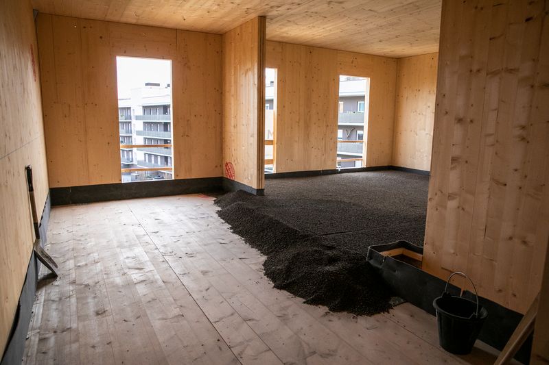 <div class='imageHoverDetail'>
             <p class='imageHoverTitle twoLineBreak'>Col·locació del terra d'una de les plantes de l'edifici en construcció de coh...</p>
             <p class='imageHoverAutor oneLineBreak'>Autor: Edu Bayer</p>
             <button class='imageHoverBtn'>Mostra els detalls de la imatge <span class='sr-only'>Col·locació del terra d'una de les plantes de l'edifici en construcció de coh...</span></button>
             </div>